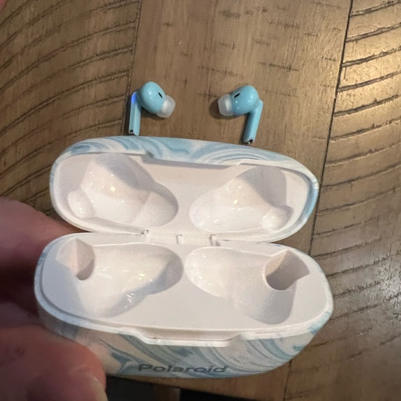 Polaroid Wireless Ear Buds - Picture 6 of 8